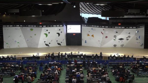 スポーツクライミング第12回ボルダリングジャパンカップの舞台中央にLEDを設置