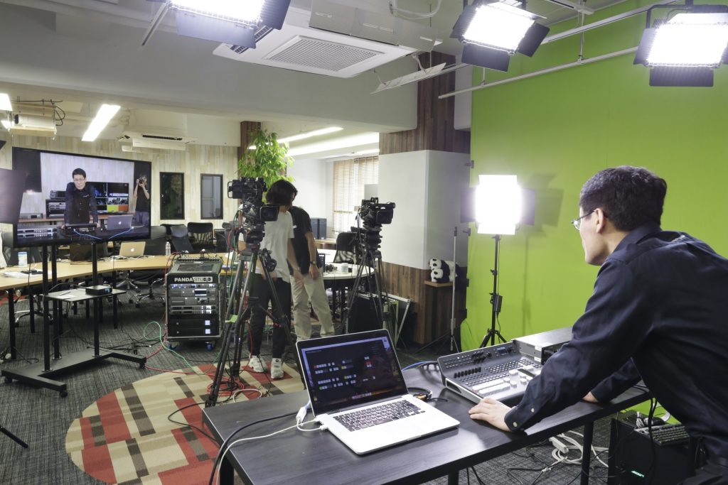 4K60p URSA Broadcast、ATEM 4M/Eを利用して撮影中。演者側からの様子。