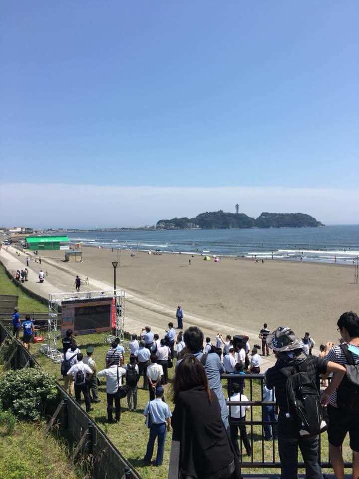 insait浜辺に突如現れたLEDビジョンは、関係者以外の人々からも注目を浴びていました。 浜辺に突如現れたLEDビジョンは、関係者以外の人々からも注目を浴びていました。