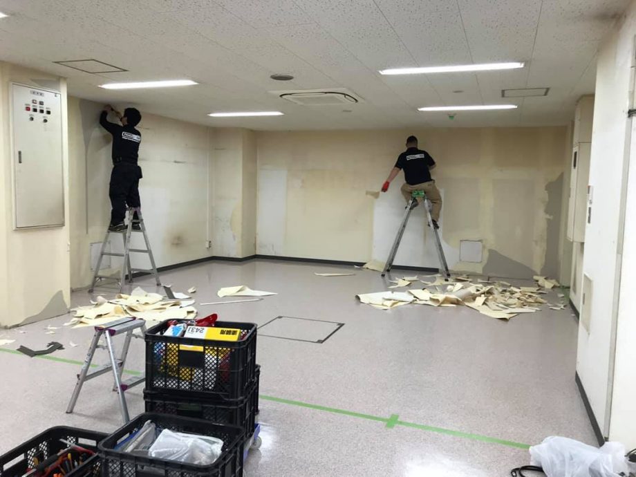 面積も広く、ひどく壁紙剥がしは大変手間と時間のかかる作業に