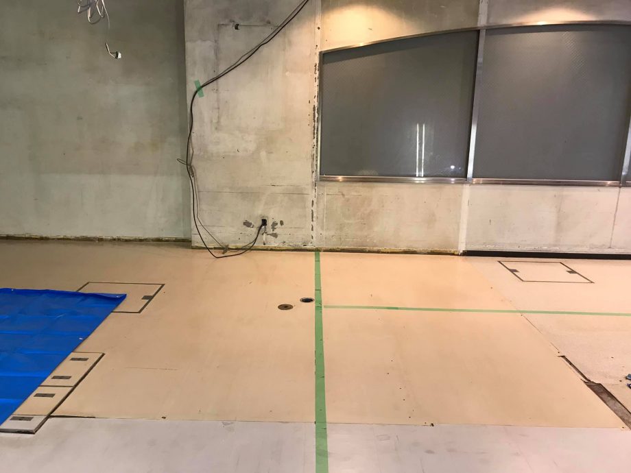 間仕切りの確認のため、養生テープで間仕切り位置にマーキング
