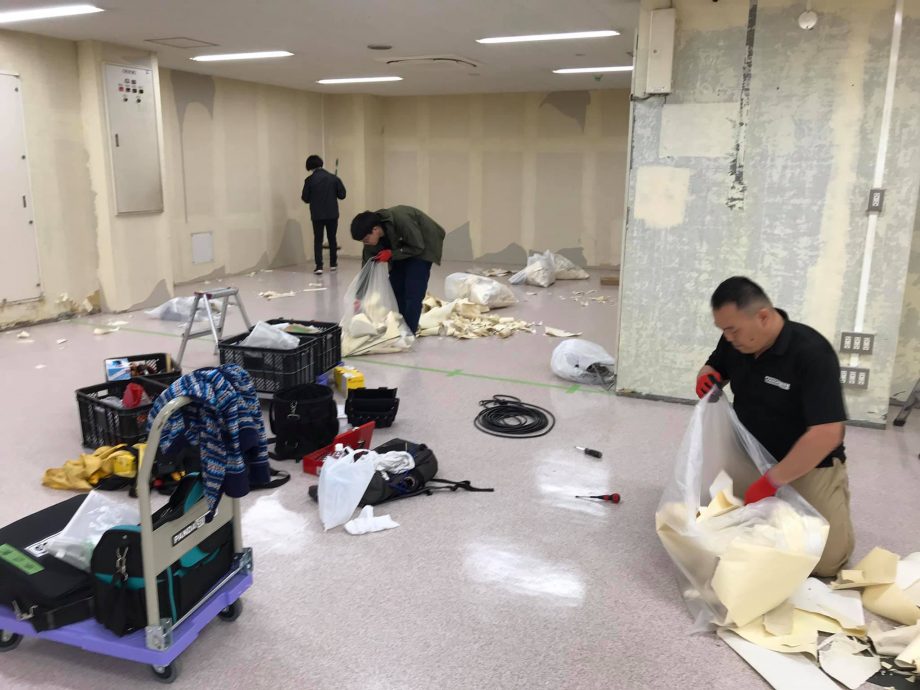 ゴールデンウィークも交代で出勤し壁紙剥がしの作業