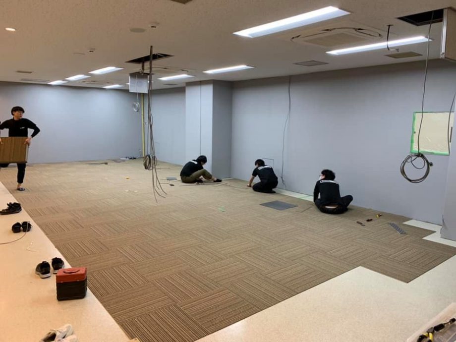 壁はグレー18%で塗装+茶色のカーペット仕上げ